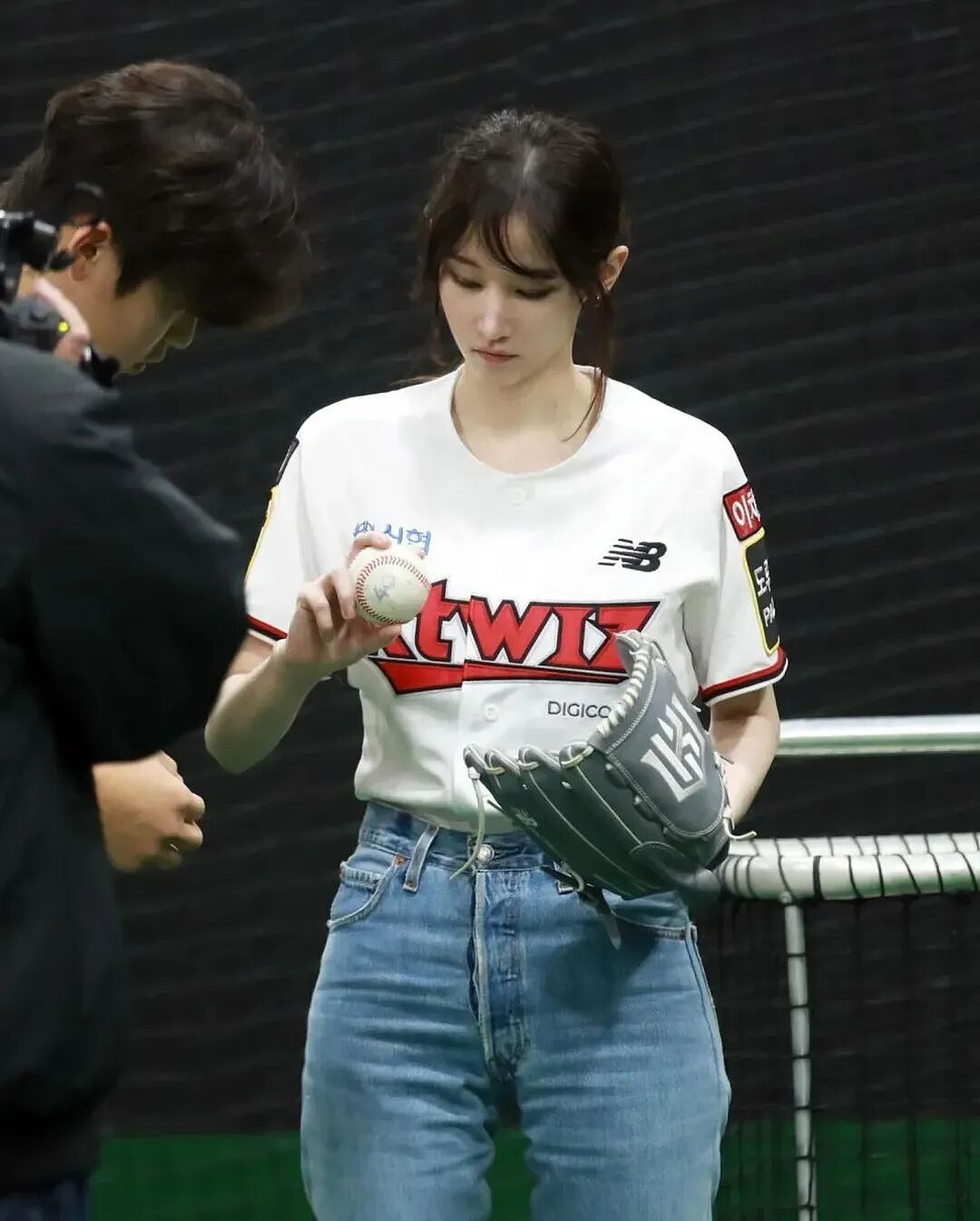 【美女】“美乳影后”紧身裤开球:热议背后的多元审视(组图) - 2