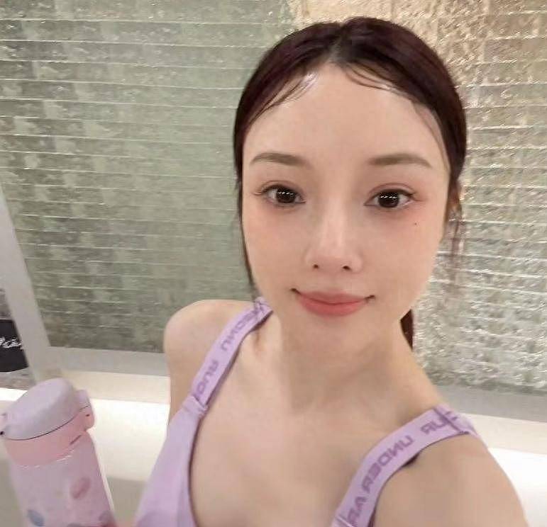 身材真好！42岁李小璐近照曝光，脸上无皱纹全身零赘肉，像小姑娘（组图） - 1