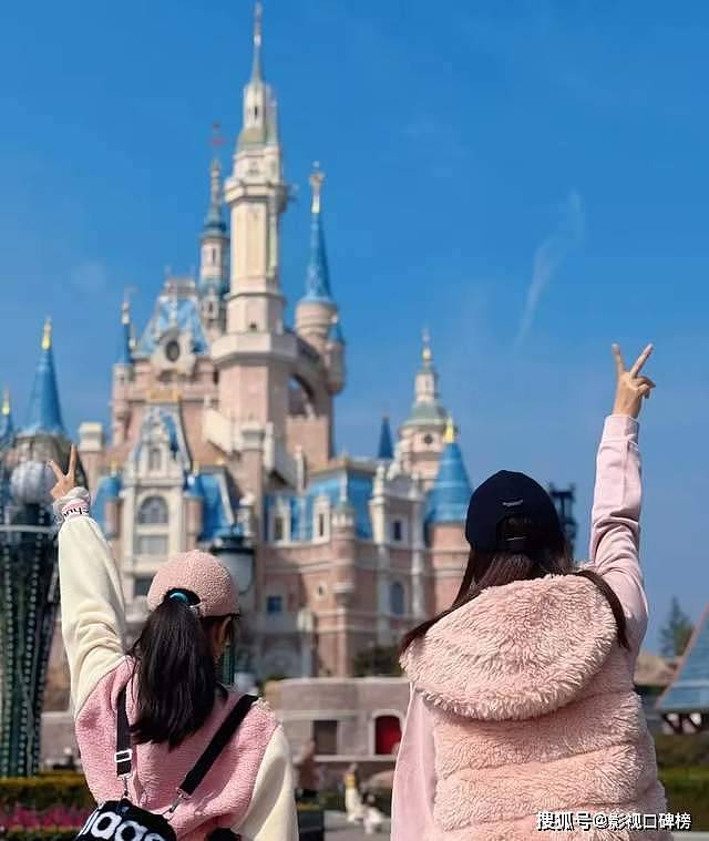 马伊琍大女儿晒和外婆合照,17岁爱马素颜出镜,长相酷似爸爸(组图) - 11