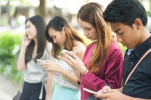 为戒手机瘾，小哥设计5斤重手机壳，真有用？网友：怕被砸死（组图） - 1
