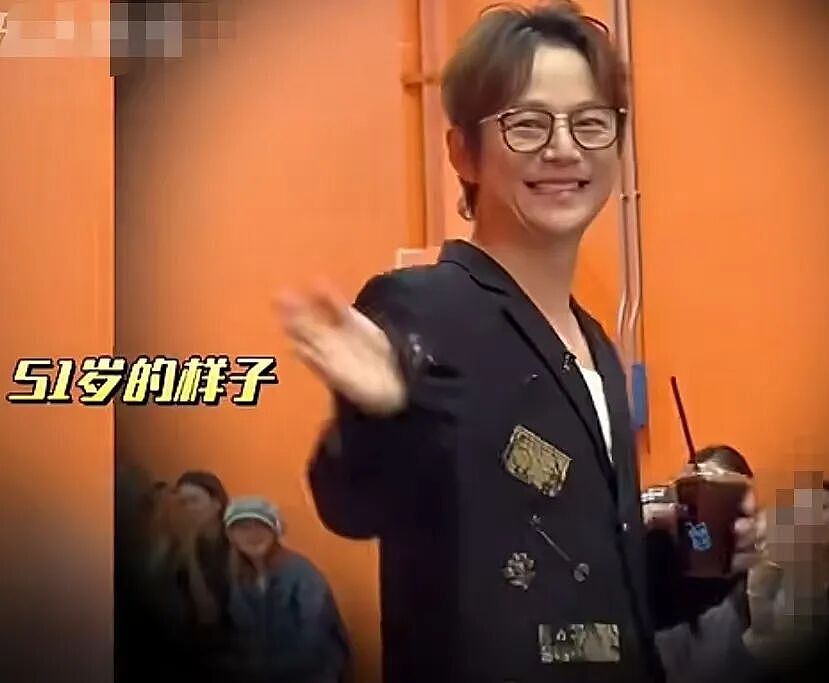 51岁何炅:看不清,手还抖,特别痛苦,急得想哭…(组图) - 7