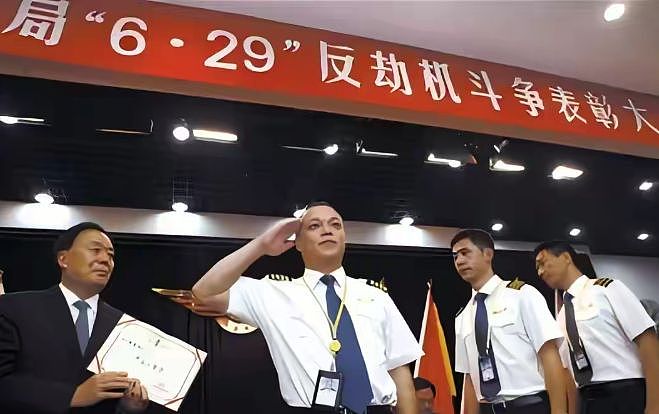 一天三个明星道歉,郑智化不被原谅,何赛飞圈粉,最后一个惹争议(组图) - 4