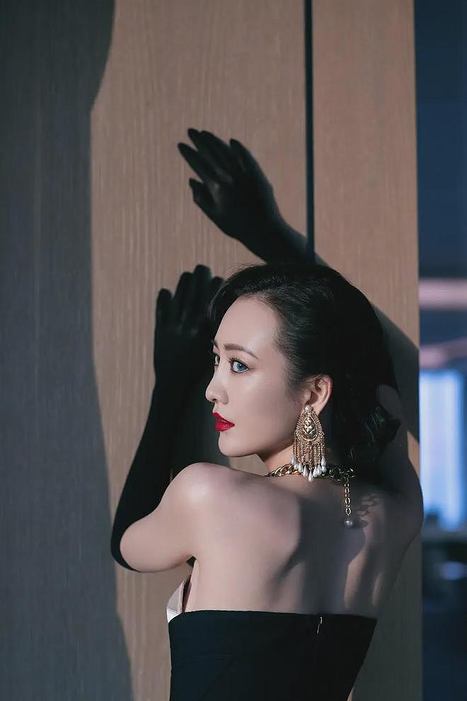 【美女】黑丝大长腿,性感又有女人味,谁谁不喜欢(组图) - 8
