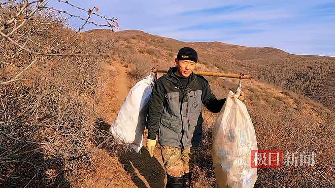 男子进山捡垃圾10年捡10万个饮料瓶，卖了8000元都捐了（组图） - 2