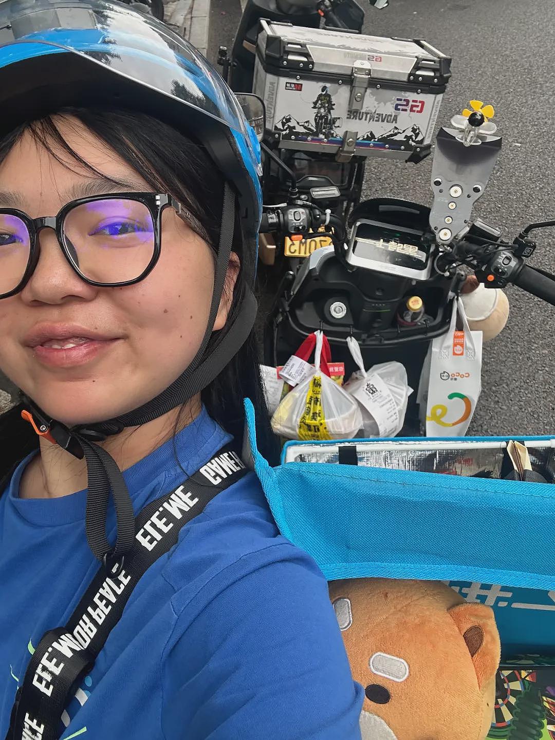 【社交】“送外卖没出息?”当年被嘲笑的重庆妹子,如今走进了人民大会堂(组图) - 5