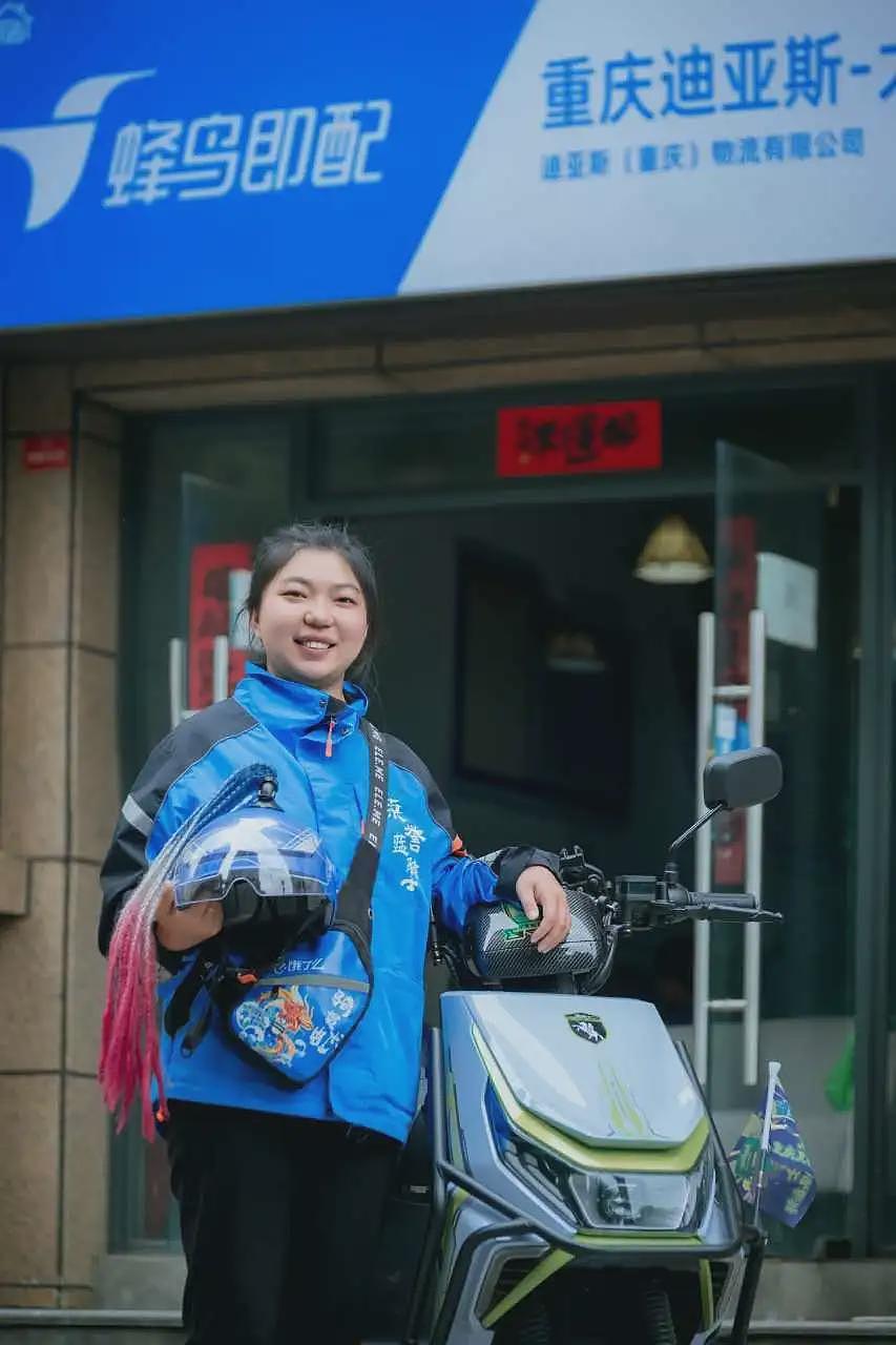 【社交】“送外卖没出息?”当年被嘲笑的重庆妹子,如今走进了人民大会堂(组图) - 3