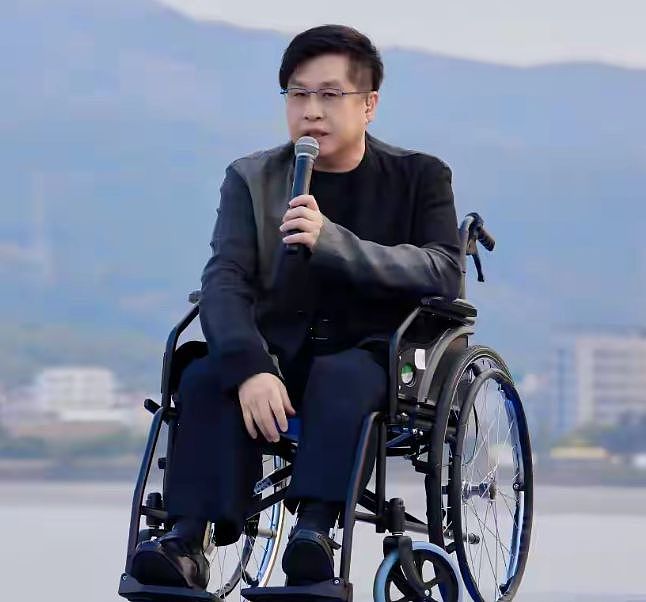 一天三个明星道歉,郑智化不被原谅,何赛飞圈粉,最后一个惹争议(组图) - 2