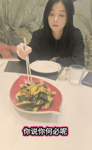 蒋欣被经纪人管控了，一日三餐不能吃肉只吃绿菜，表情痛苦太好笑（组图） - 3
