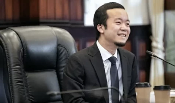 “华人之光”被英国史无前例制裁，1.3亿英镑全部冻结：曾买下金融城一栋楼，如今却成全球公敌（组图） - 5