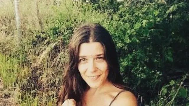 “多年来我们只怕人类”:俄罗斯女子为何带着幼女住进印度山洞(组图) - 1