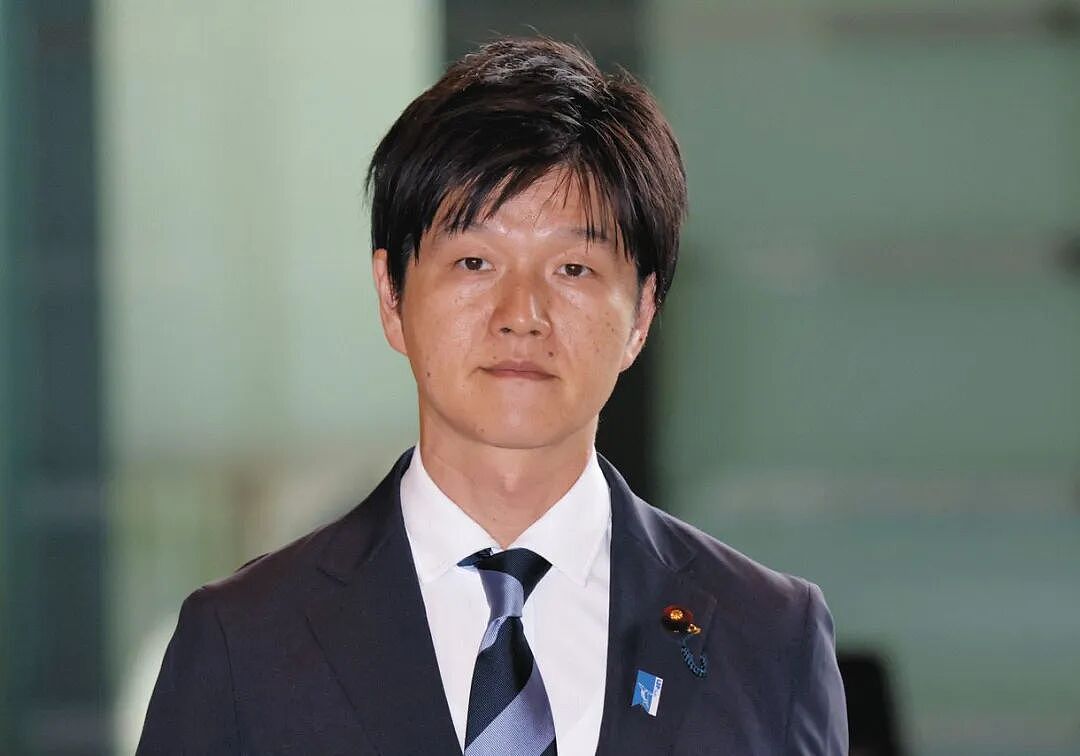 日本新任内阁大臣迷倒大批樱花妹!疯狂示爱夸帅称其是“理想型”,网友:这是真饿了(组图) - 5