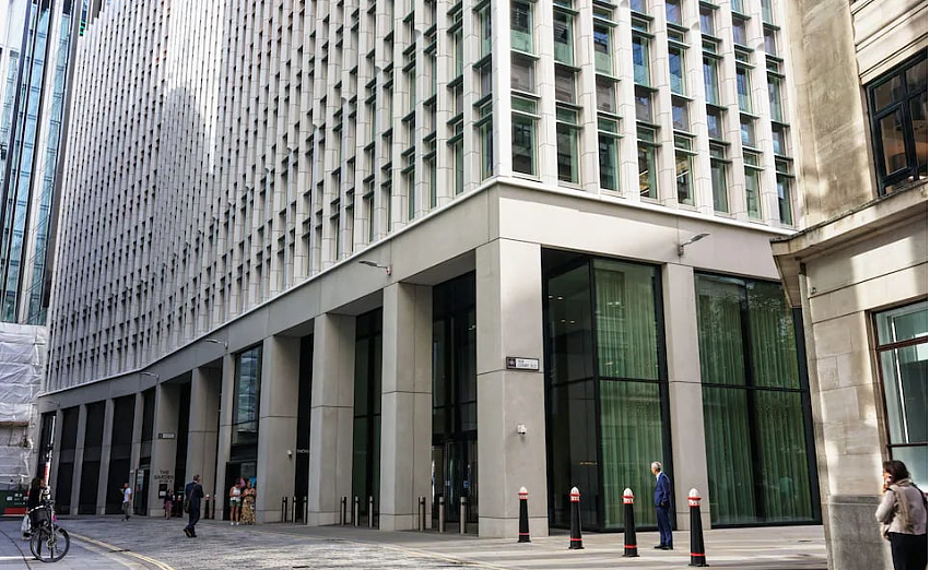 “华人之光”被英国史无前例制裁，1.3亿英镑全部冻结：曾买下金融城一栋楼，如今却成全球公敌（组图） - 2