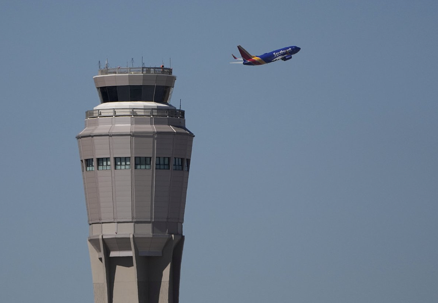 北美天空一片混乱！数千航班限流、塔台关闭！空管发不出工资改开Uber糊口，加拿大飞机坠毁（组图） - 1