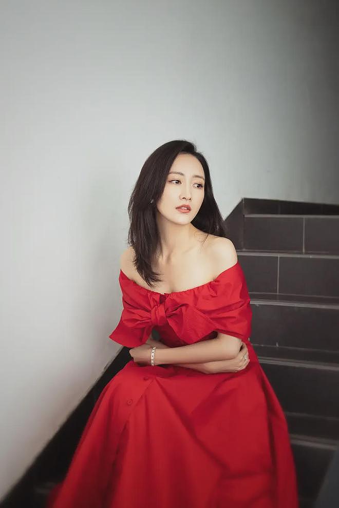 【美女】黑丝大长腿,性感又有女人味,谁谁不喜欢(组图) - 2