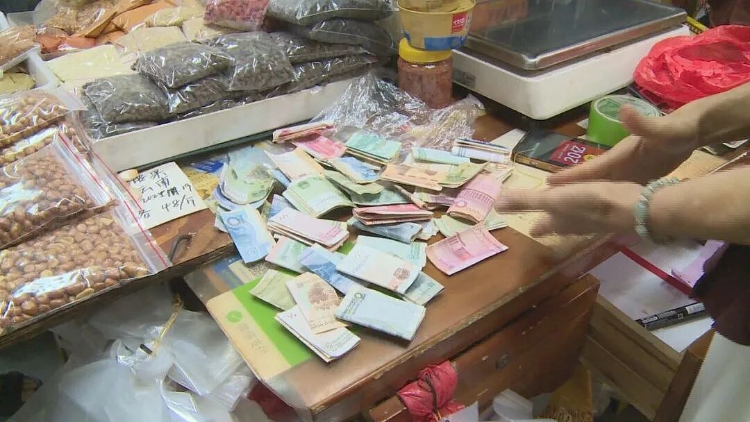 男子两三年持续往小店无故扔钱,老板娘:每次还他钱都不承认是他扔的,共2300多元(组图) - 3