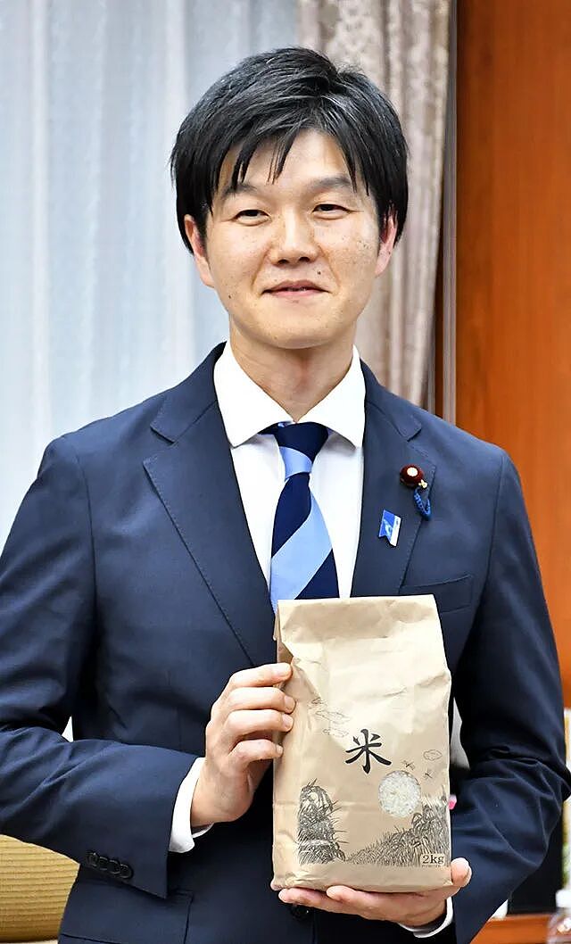 日本新任内阁大臣迷倒大批樱花妹!疯狂示爱夸帅称其是“理想型”,网友:这是真饿了(组图) - 19