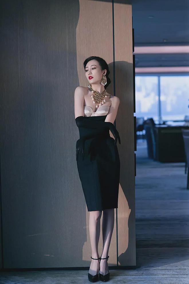 【美女】黑丝大长腿,性感又有女人味,谁谁不喜欢(组图) - 17
