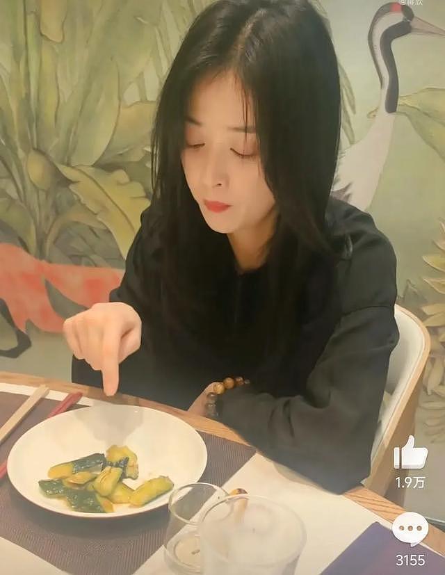 蒋欣被经纪人管控了，一日三餐不能吃肉只吃绿菜，表情痛苦太好笑（组图） - 11
