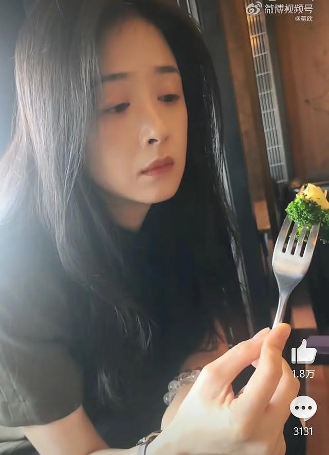 蒋欣被经纪人管控了，一日三餐不能吃肉只吃绿菜，表情痛苦太好笑（组图） - 2