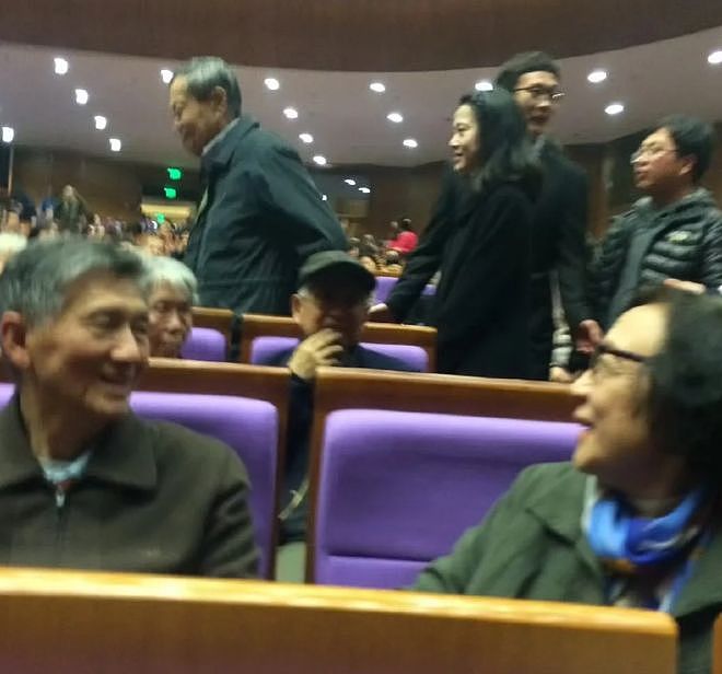 杨振宁离世前和翁帆的照片流出：日常生活丰富多彩（组图） - 9