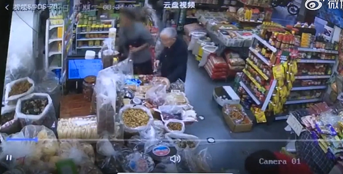 男子两三年持续往小店无故扔钱,老板娘:每次还他钱都不承认是他扔的,共2300多元(组图) - 1