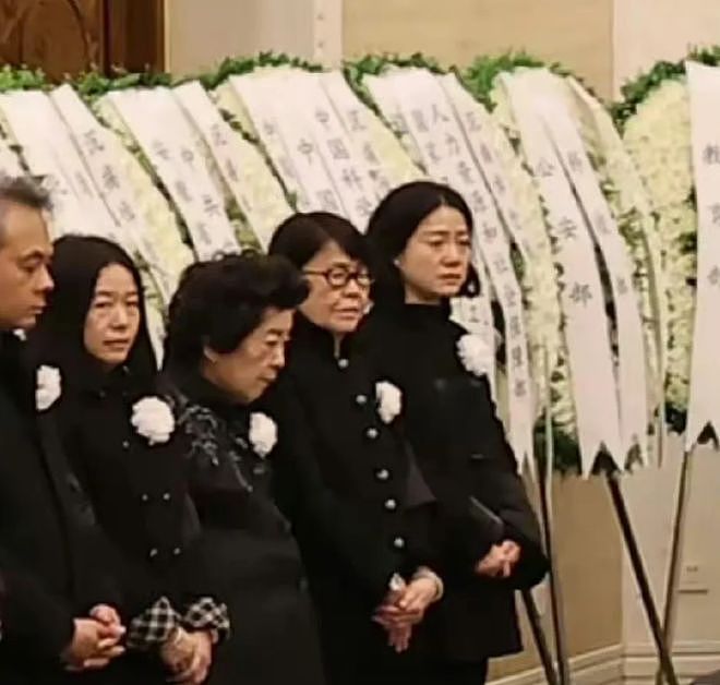杨振宁离世前和翁帆的照片流出：日常生活丰富多彩（组图） - 1