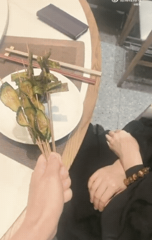 蒋欣被经纪人管控了，一日三餐不能吃肉只吃绿菜，表情痛苦太好笑（组图） - 4