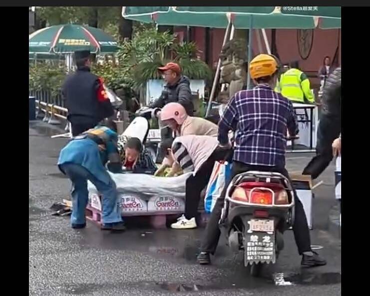 抢翻天！中国成都马拉松，惊见民众集体抢劫整箱物资（视频/图） - 1