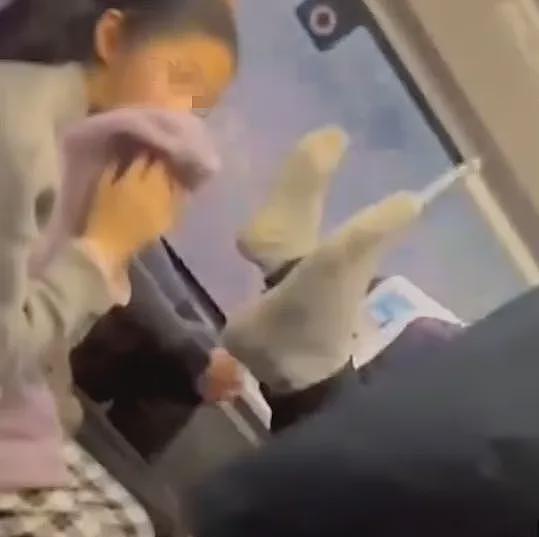 印度游客高铁脱鞋踩桌板？中国男子臭脚熏女乘客脸，外国网友这样评价（组图） - 6