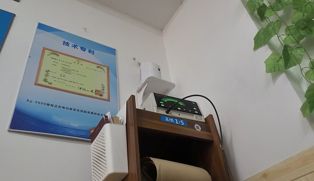 天价“高压电疗仪”瞄准老年人：号称“肿瘤都能摘出来”，购买者多是独居老人，仪器操作不当可能致死（组图） - 1