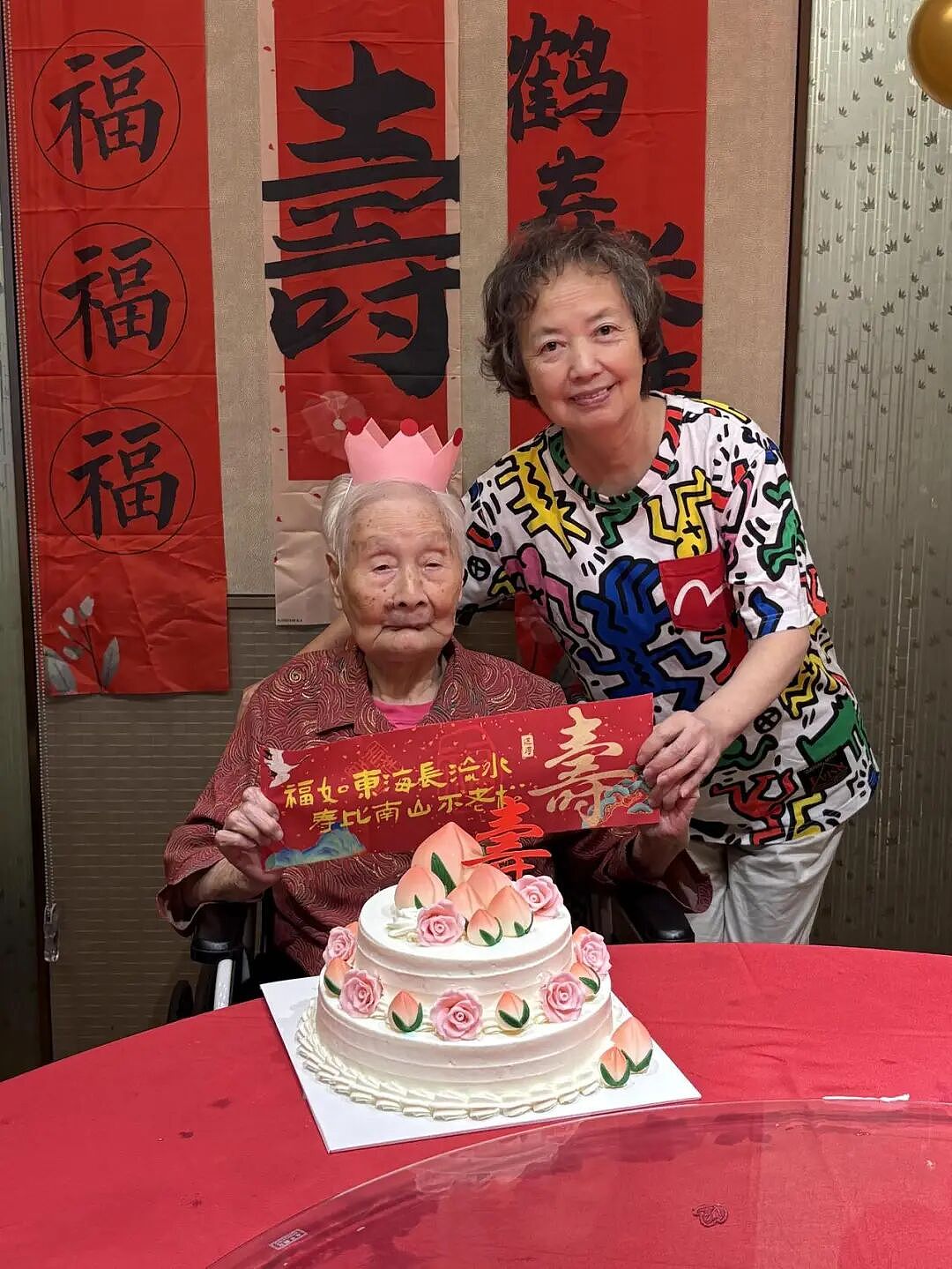 100岁奶奶“无牙吃蟹”爆火！爱喝奶茶咖啡，玩破3个iPad，女儿透露长寿秘诀（组图） - 5