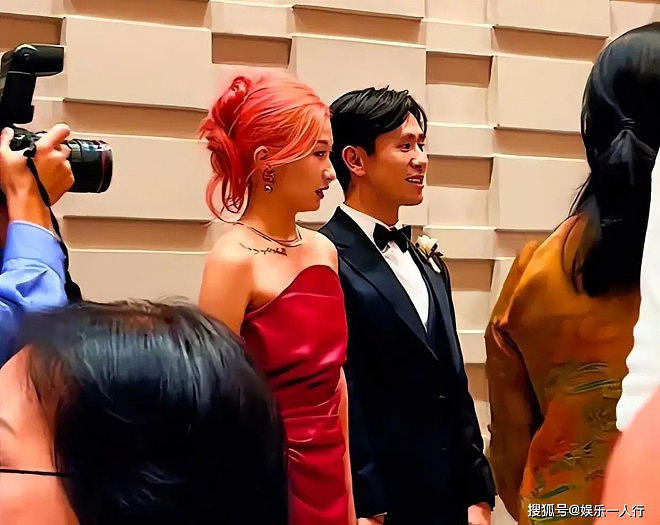 刘欢女儿大婚!视频发去仅1天,恶心的一幕就出现了(组图) - 1