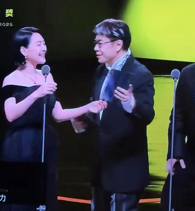 曝大S骨灰做成7条项链，分别送给好闺蜜，范玮琪演唱会上疑似佩戴（组图） - 10