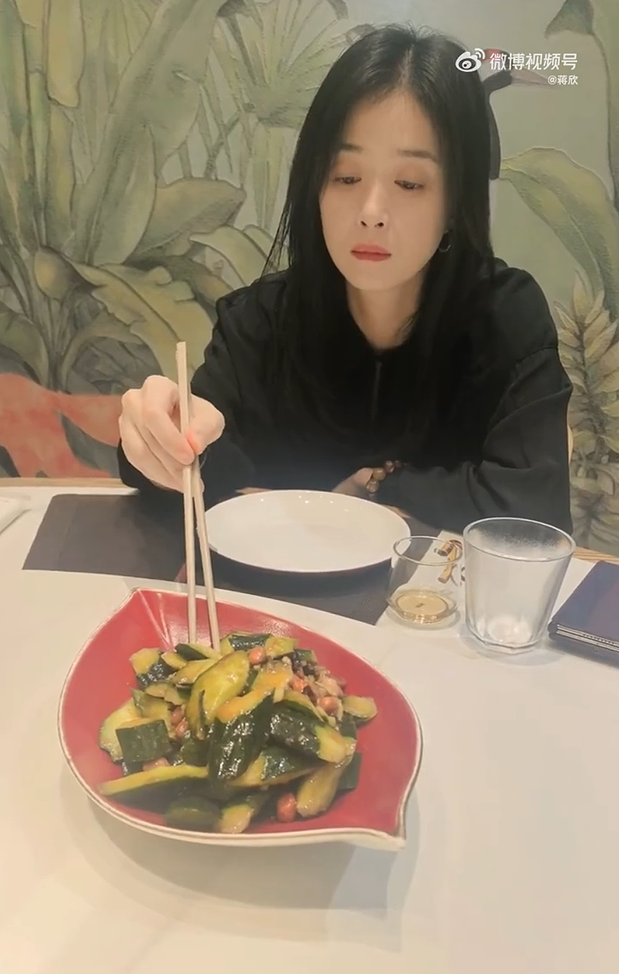 蒋欣自曝 “用嘴过度被看管”(组图) - 3