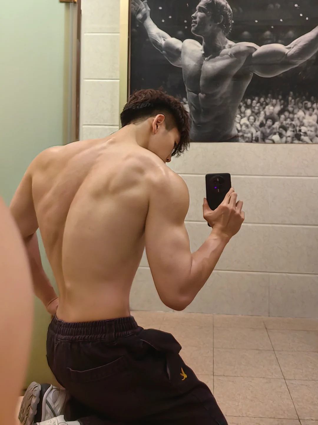【帅哥】广州185男大体育生，宽肩窄腰八块腹肌，东北搓澡白里透红可奶可欲（组图） - 3