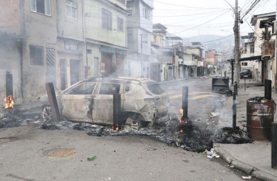 64人死亡！巴西警方打击贩毒集团，街道变战区，枪声响彻天，停尸间被堆满！居民上班丢命（组图） - 1