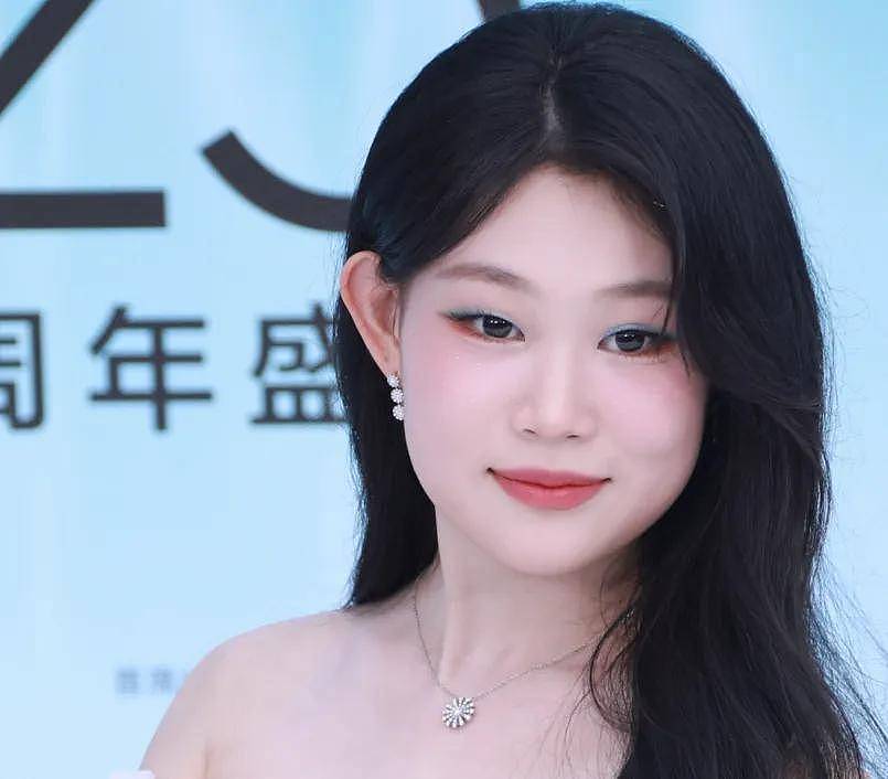 ELLE盛典红毯状况百出，有人摔倒、有人背手像逛大街，秒变菜市场（组图） - 11