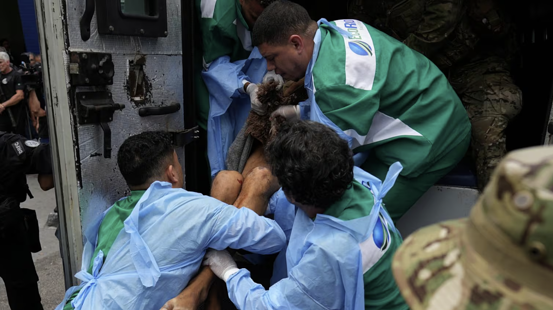 64人死亡！巴西警方打击贩毒集团，街道变战区，枪声响彻天，停尸间被堆满！居民上班丢命（组图） - 2