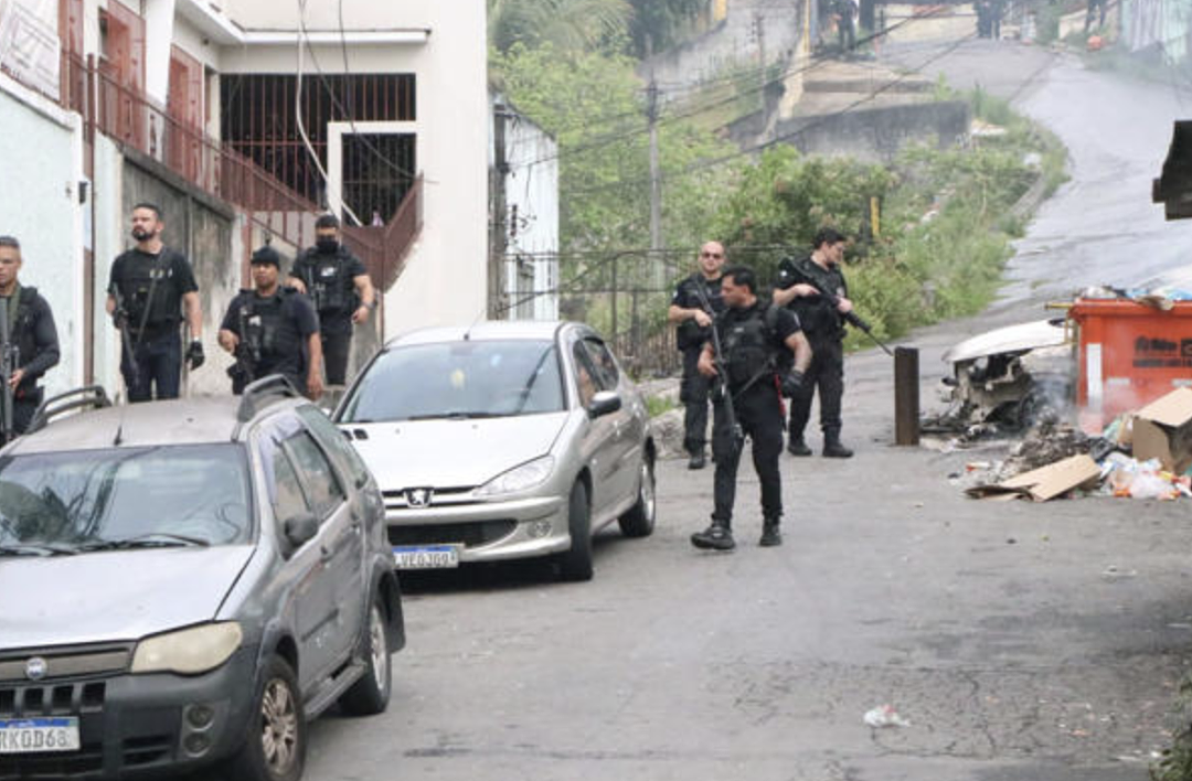 64人死亡！巴西警方打击贩毒集团，街道变战区，枪声响彻天，停尸间被堆满！居民上班丢命（组图） - 5