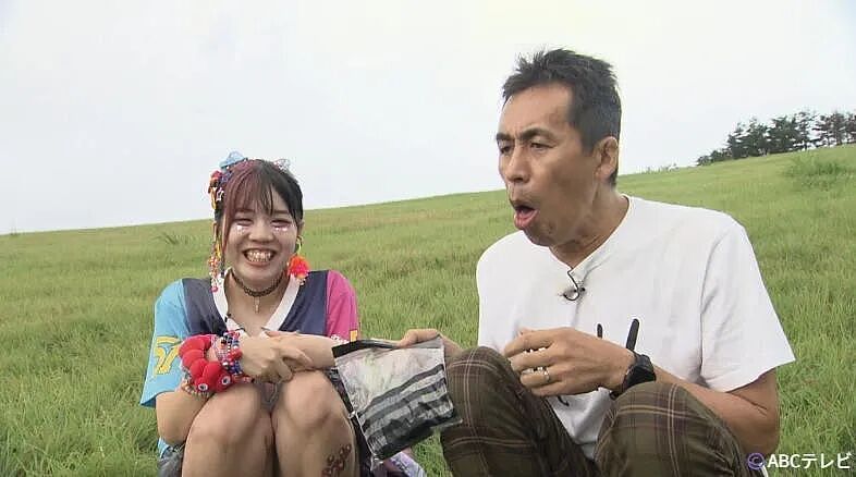 奇葩妹子就爱臭？从小爱闻头皮腋下，现在脸接臭袜子还嫌不够味？太变态了...（组图） - 22