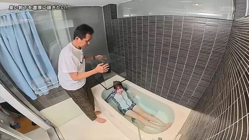 奇葩妹子就爱臭？从小爱闻头皮腋下，现在脸接臭袜子还嫌不够味？太变态了...（组图） - 14