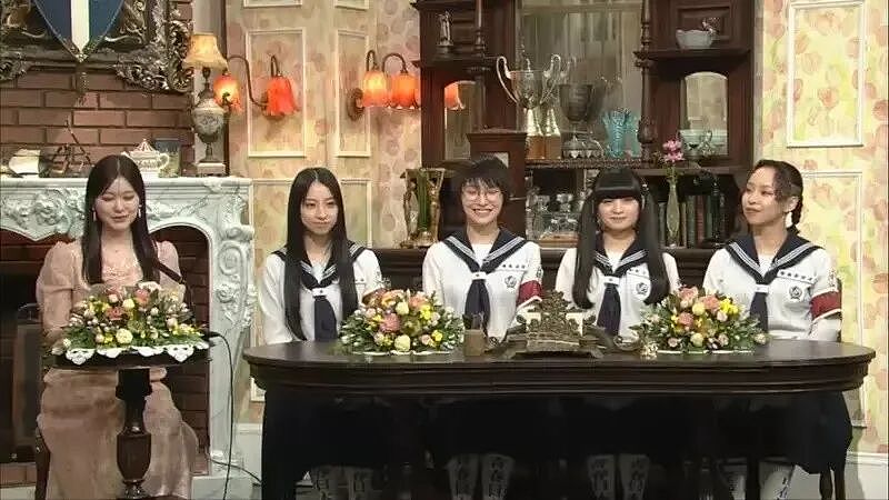 奇葩妹子就爱臭？从小爱闻头皮腋下，现在脸接臭袜子还嫌不够味？太变态了...（组图） - 1