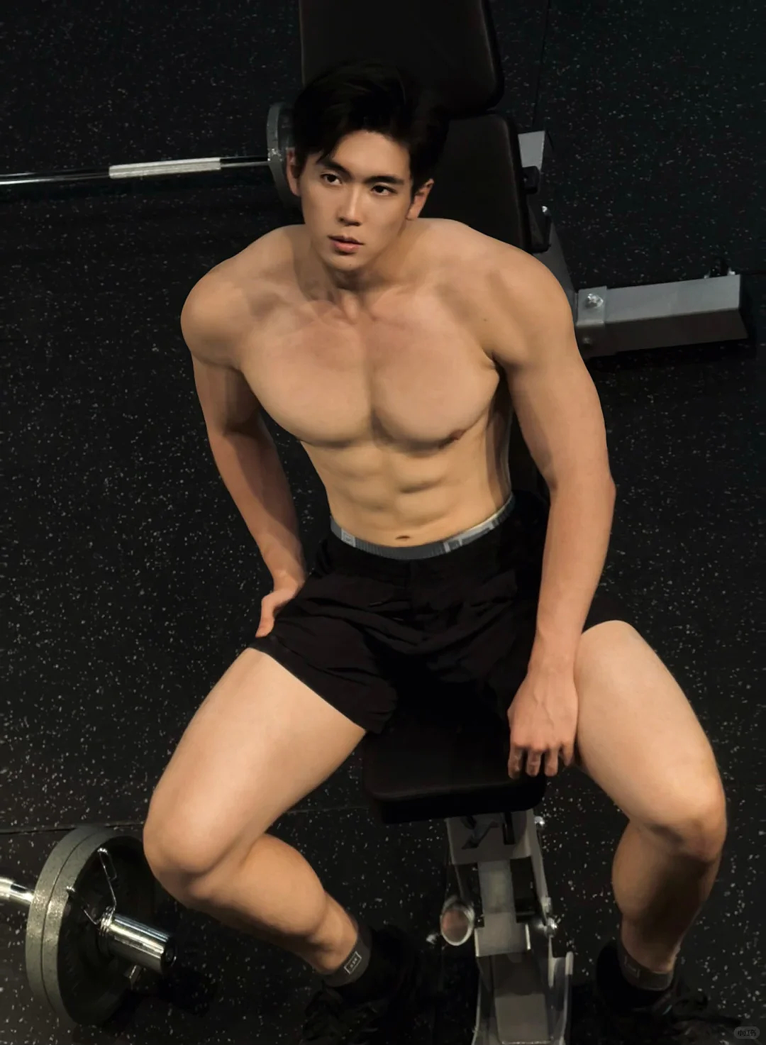 【帅哥】广州185男大体育生，宽肩窄腰八块腹肌，东北搓澡白里透红可奶可欲（组图） - 5