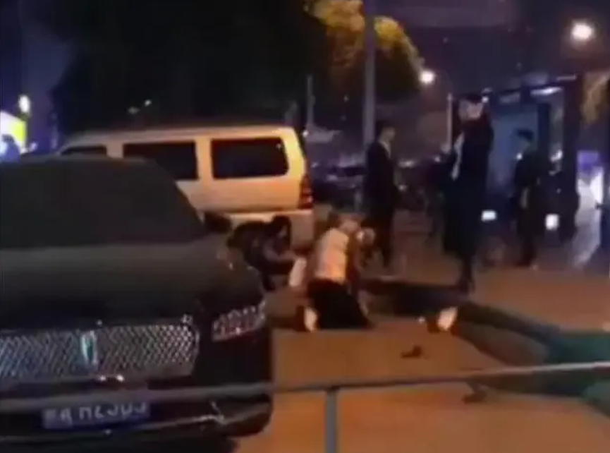 女生当“宠物”无条件服从“主人”命令学狗叫,模样清纯没想到反差这么大(组图) - 9