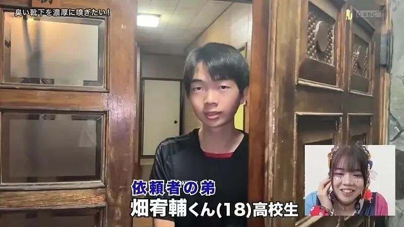 奇葩妹子就爱臭？从小爱闻头皮腋下，现在脸接臭袜子还嫌不够味？太变态了...（组图） - 8