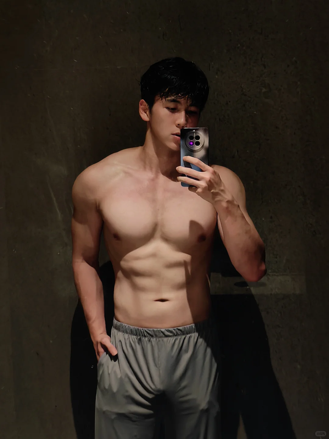 【帅哥】广州185男大体育生，宽肩窄腰八块腹肌，东北搓澡白里透红可奶可欲（组图） - 8