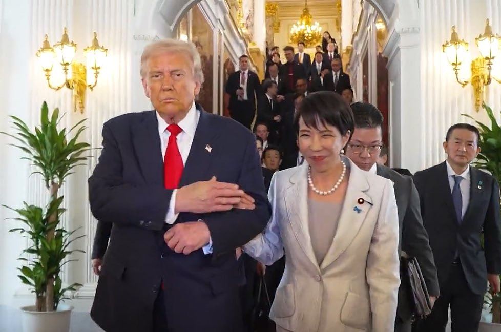 特朗普访日遇国旗未立定敬礼，高市早苗被吓至目瞪口呆（视频/组图） - 4