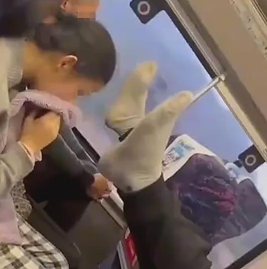 印度游客高铁脱鞋踩桌板？中国男子臭脚熏女乘客脸，外国网友这样评价（组图） - 5