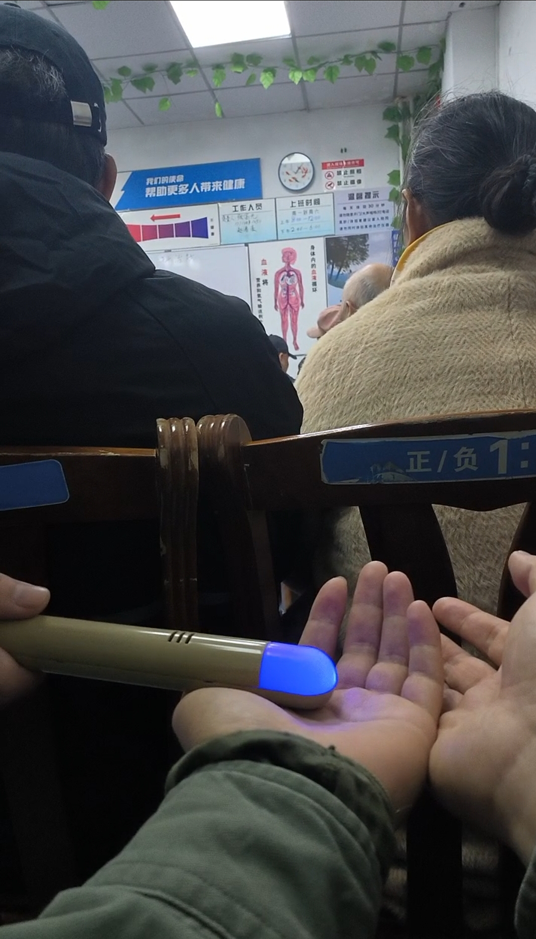 天价“高压电疗仪”瞄准老年人：号称“肿瘤都能摘出来”，购买者多是独居老人，仪器操作不当可能致死（组图） - 3