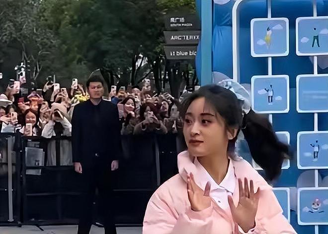 4位年轻小花近期颜值翻车，拉踩前辈失败，网友：娱乐圈审美降级（组图） - 13